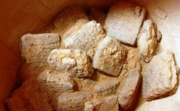 Сензационна находка на китайски луноход: Откри каменна табела с йероглифи на Луната (ВИДЕО)