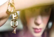 СЕКРЕТАРКИ ИЗХВЪРЛИХА ПЕВИЦИТЕ ОТ ЛЕГЛОТО; ПЕТЯ СЛАВОВА – НОВ МЪЖ ИЛИ НОВ ЛЮБОВНИК?