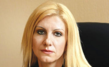 Русокоса красавица заема временно поста на Цачева!