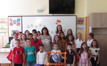 ТРЕТОКЛАСНИЦИТЕ НА СРЕДНО УЧИЛИЩЕ „СВ. СВ. КИРИЛ И МЕТОДИЙ“ ЗАПОЧВАТ ОБУЧЕНИЕТО СИ ПО „ЧОВЕКЪТ И ОБЩЕСТВОТО“ ПРЕД ПАМЕТНИКА НА ХАН АСПАРУХ