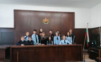 РАЙОННИЯТ СЪД В ДОБРИЧ ОТКРИ НОВАТА УЧЕБНА ГОДИНА ПО ОБРАЗОВАТЕЛНА ПРОГРАМА ЗА УЧЕНИЦИ