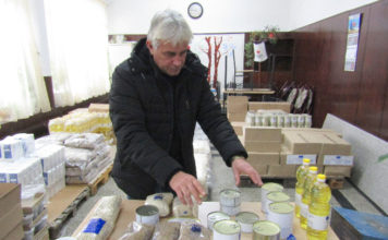 В БАЛЧИК РАЗДАВАТ ХРАНИ НА НУЖДАЕЩИ СЕ