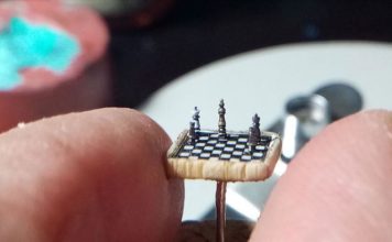 Турски микроскулптор създаде най-миниатюрния шах в света