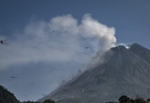 Най-малко 13 души загинаха при изригването на вулкан в Индонезия /видео/