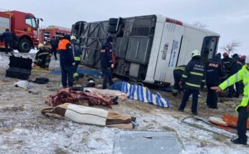 Туристически автобус се преобърна край град Коня в Централна Турция