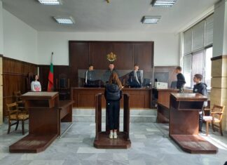 Ученици от Добрич се запознаха с основните понятия в наказателното право и процес при гостуване в Окръжния съд
