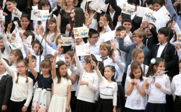 ПРОЗОРЦИ КЪМ СВЕТА