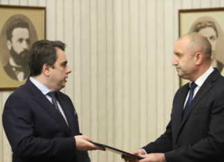 Асен Василев върна мандата на президента Радев