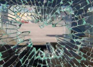 18-ГОДИШНА СЧУПИ ВИТРИНА