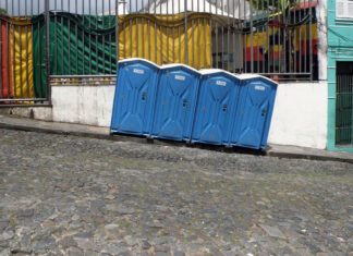 Откраднаха 35 тоалетни кабинки заедно с изпражненията в тях