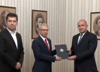 Радев връчи мандата на ПП-ДБ, а Денков закопа всички с нелепа шега!/ВИДЕО/