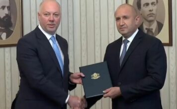 Президентът Румен Радев връчи първия мандат за съставяне на правителство на ГЕРБ-СДС