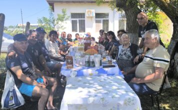 Днес празнува село Божурец