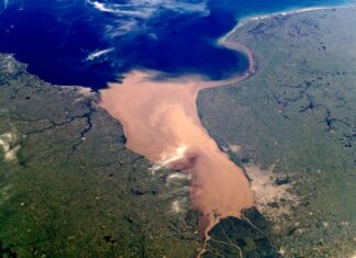 Туристка се гмуркала с акваланг със сина си и изчезнала