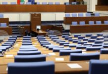 Близо половината депутати са имали неоправдани отсъствия от пленарни заседания през първия месец след лятната си ваканция