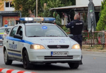 Възрастен мъж и младеж на 19 години бяха задържани за кражби от автомобили в Сливенско