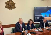 Необходима е национална политика, която да свързва образованието с пазара на труда, каза министър Красимир Вълчев