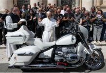 Мотоциклет BMW, подписан и благословен от папата, продаден на търг за 156 000 евро