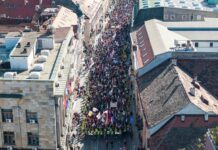 Хиляди студенти тръгнаха на марш от Белград до Нови Сад 1 г. след трагедията на гарата (Снимки)