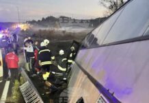 БТА :: Автобус с 14 работници от „Марица Изток“ се удари в тир и спря малко преди дълбоко дере на пътя Симеоновград