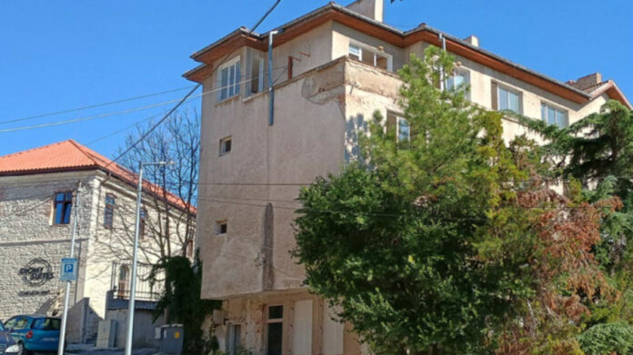 Продават стария съд в Балчик, за да бъде съборен