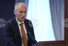 Очаква се през януари да влезе в сила забраната на мобилни телефони в училищата, каза министър Красимир Вълчев