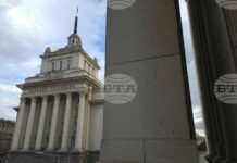 Проектът за държавен бюджет за 2026 г., както и проектобюджетите на НЗОК и ДОО, са внесени в Народното събрание