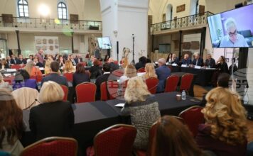 Много държави обсъждат различни мерки за ограничаване на социалните мрежи при децата, каза министър Красимир Вълчев на дискусия по темата