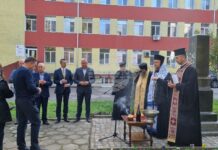 Признателни поповчани откриха паметник на д-р Михаил Попов в двора на болницата в града