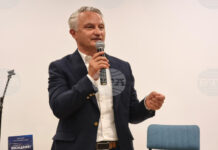 Захари Карабашлиев представи предпремиерно във Варна новата си книга „Последният ловец на делфини“