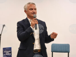 Захари Карабашлиев представи предпремиерно във Варна новата си книга „Последният ловец на делфини“