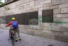 Четирима българи бяха осъдени на между 2 и 4 години затвор за оскверняване на Мемориала на Холокоста в Париж