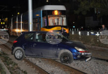 Лек автомобил навлезе на трамвайните релси в района на „Руски паметник“ в София