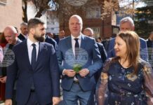 В Деня на народните будители министър-председателят Росен Желязков откри обновени кабинети в училище в Разлог