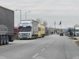 Трафикът е изключително интензивен за товарни автомобили на граничните пунктове „Капитан Андреево“ и „Лесово“