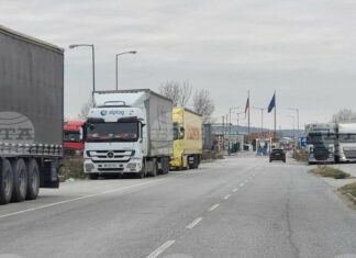 Трафикът е изключително интензивен за товарни автомобили на граничните пунктове „Капитан Андреево“ и „Лесово“