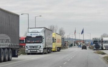 Трафикът е изключително интензивен за товарни автомобили на граничните пунктове „Капитан Андреево“ и „Лесово“