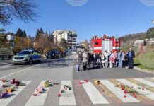 С полагане на цветя на пешеходни пътеки деца в Смолян отбелязаха Световния ден за възпоменание на жертвите на пътнотранспортни произшествия