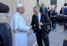 Фотографът на петима папи се пенсионира след половин век работа