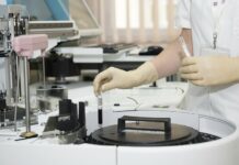 Китайски учени изтъкаха миниатюрен полимер, способен да тегли кола (Видео)