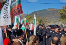 Граждани протестират срещу въвеждането на еврото на входа на град Гурково