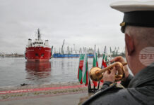 Научни лаборатории и апаратура на ОАЕ плават на борда на НИК 421 към Антарктида