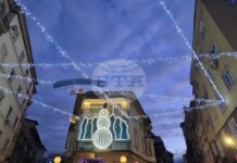 С включване на празничните светлини кметът на столичния район ,,Средец“ Трайчо Трайков откри коледния сезон на благотворителен фестивал в центъра на София