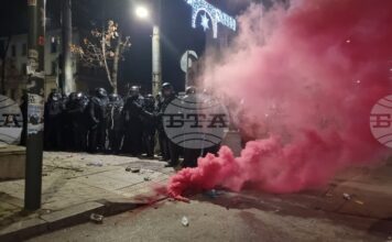 БТА :: Хвърлят бутилки и бомбички пред централата на „ДПС-Ново начало“ в София, по-рано от „Продължаваме промяната“ предупредиха: Агитките дойдоха
