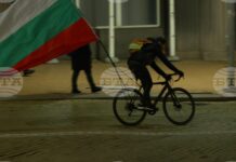 БТА :: Групи от хора в черно и с маски стигнаха до централата на „ДПС