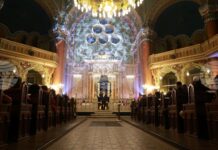 БТА :: Със запалване на свещи в Централната софийска синагога беше дадено началото на Празника на светлината