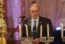 Ханука разказва вечната история за триумфа на светлината над мрака, заяви заместник-посланикът на Държавата Израел Тедиан Поплингер