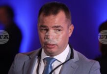 Бурното море не позволява евакуация на екипажа на танкера, заседнал край Ахтопол, каза директорът на „Гранична полиция“