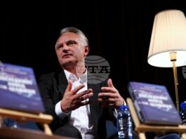 Делфините ме поведоха на тежко, но и интересно пътешествие, каза писателят Захари Карабашлиев при представянето на новата си книга