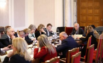 Министър Красимир Вълчев отговори на актуални въпроси, зададени му в Комисията по образованието и науката в Народното събрание